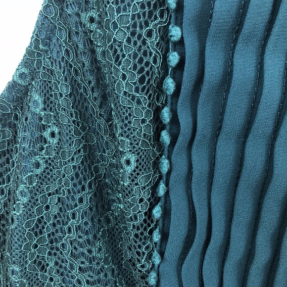 Doe & Rae Green Lace and Pleated Sleeveless Dress - Picture 6 of 8